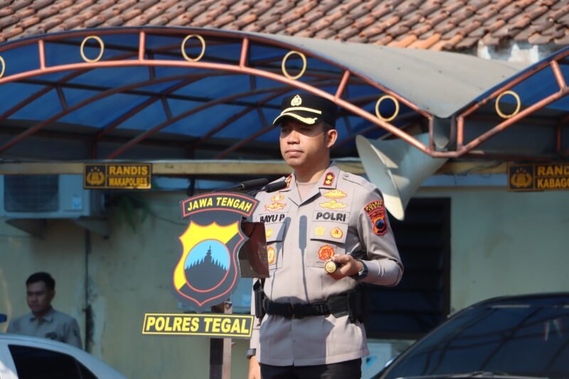 Kapolres Tegal menyampaikan arahan dan pesan perpisahan kepada jajaran personel Polres Tegal dalam Apel Jam Pimpinan di halaman Mapolres Tegal, Rabu (14/10/2026).