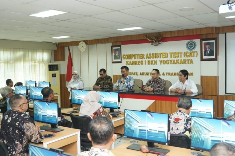 Foto: Bupati Tegal Ischak Maulana Rochman memberikan pengarahan kepada 600 ASN peserta Profiling ASN (Pro-ASN) di Kantor Regional I BKN Yogyakarta, Rabu (14/10/2026).
