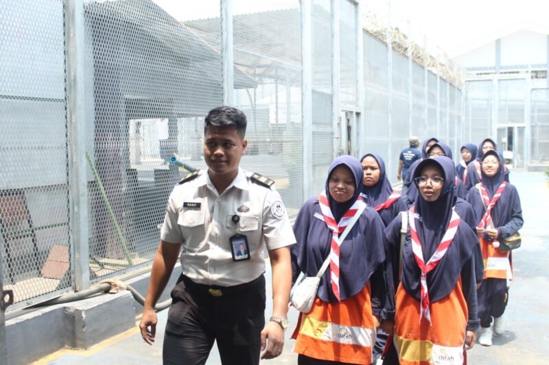 Foto: Kepala Rutan Kelas I Surabaya, Tristiantoro Adi Wibowo, mendampingi siswi SMP Islam Terpadu Al Ibrah Gresik saat mengikuti kunjungan edukasi untuk mengenal pelayanan, fasilitas, dan program pembinaan warga binaan, Senin (12/10/2026).