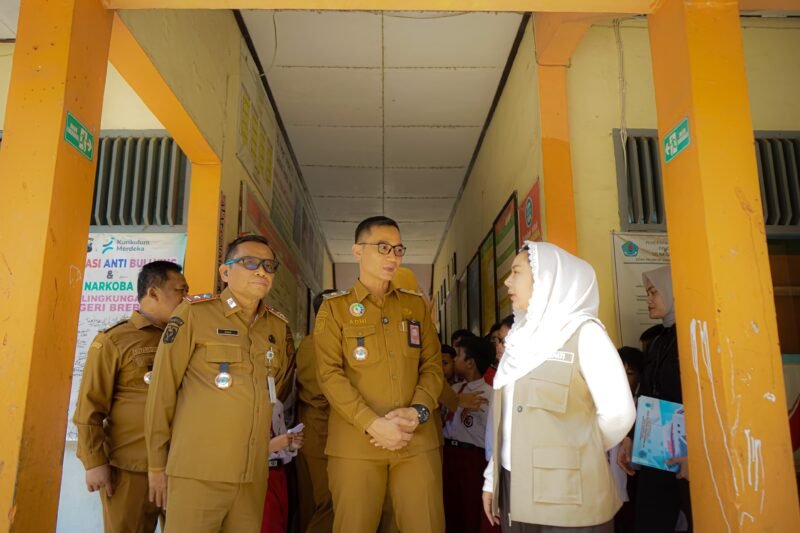 Bupati Brebes Paramitha Widya Kusuma menjenguk empat korban pembacokan yang menjalani perawatan di RSUD Brebes, Rabu (14/10/2026).