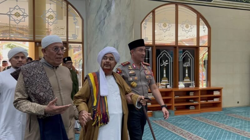 foto: Kapolri Jenderal Polisi Suyudi Ario Seto bersilaturahmi dengan Habib Umar bin Hafidz di Masjid Al Ikhlas, Mabes Polri, Jakarta, Selasa (13/10/2026).