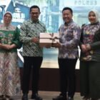 Foto ist: Kapolres Batu yang lama AKBP. Aris Purwanto menerima lencana dari Walikota Batu H.Nurochman,SH.MH.