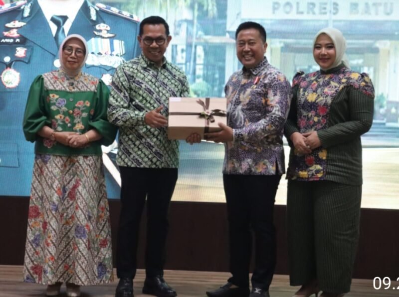 Foto ist: Kapolres Batu  yang lama AKBP. Aris Purwanto menerima lencana dari Walikota Batu H.Nurochman,SH.MH.