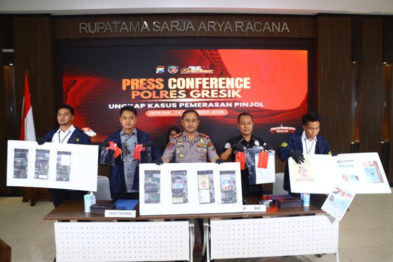 Foto: Polres Gresik Polda Jatim mengungkap kasus pemerasan berkedok penagihan pinjol fiktif dengan menangkap tersangka S di Lampung. Polisi turut mengamankan dua unit telepon genggam sebagai barang bukti dan memburu dalang utama berinisial AG yang masuk daftar pencarian orang (DPO).