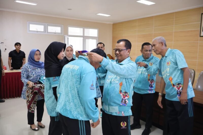 Foto: Wakil Bupati Brebes Wurja saat mengukuhkan dan melepas kontingen Kabupaten Brebes yang terdiri atas 95 atlet untuk berlaga di PORPROV Jawa Tengah XVII Tahun 2026, di Aula Lantai 5 Kantor Pemerintahan Terpadu (KPT) Brebes, Kamis (15/10/2026).