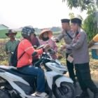 Kapolsek Adiwerna AKP S. Ibnu Akbar bersama personel membagikan 250 bungkus ponggol gratis kepada masyarakat dalam kegiatan Jumat Berkah di wilayah Adiwerna, Kabupaten Tegal.