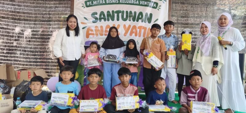 Foto: MBK Ventura Cabang Ketanggungan bersama OJK Tegal menyalurkan santunan kepada 100 anak yatim sekaligus menggelar edukasi literasi keuangan bagi masyarakat di Kecamatan Ketanggungan, Kabupaten Brebes, Kamis (15/10/2026).