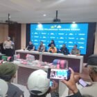 Petugas Polres Pelabuhan Tanjung Perak mengamankan 19 orang serta puluhan barang bukti dalam operasi pemberantasan narkoba di kawasan Sidotopo, Surabaya.