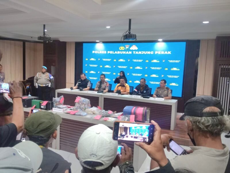 Petugas Polres Pelabuhan Tanjung Perak mengamankan 19 orang serta puluhan barang bukti dalam operasi pemberantasan narkoba di kawasan Sidotopo, Surabaya.