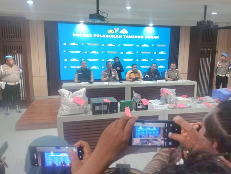 Petugas Polres Pelabuhan Tanjung Perak mengamankan 19 orang serta puluhan barang bukti dalam operasi pemberantasan narkoba di kawasan Sidotopo, Surabaya.