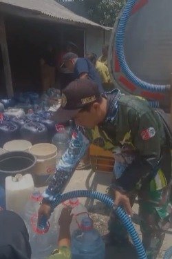 Foto: PMT bersama Kharisma Family dan para donatur menyalurkan bantuan 10 tangki air bersih untuk warga Desa Karang Malang, Kecamatan Kedung Banteng, Kabupaten Tegal.