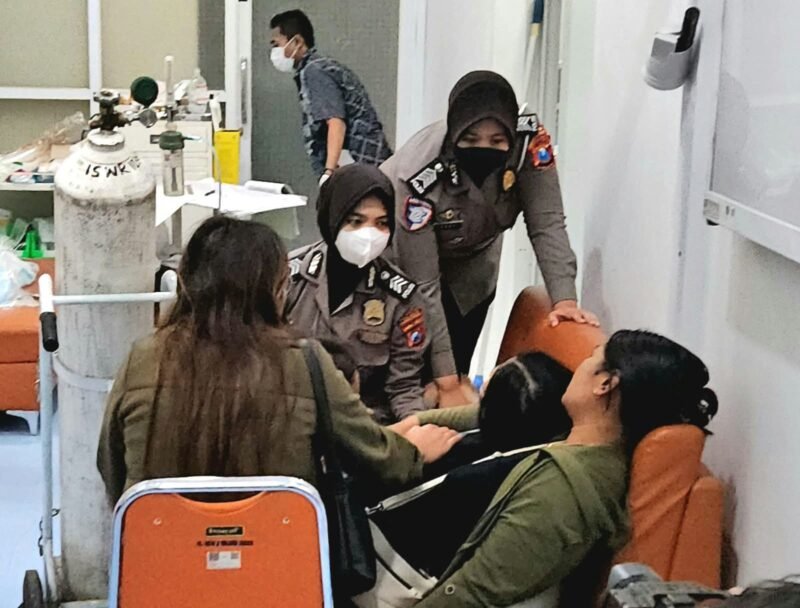 Kapolres Probolinggo AKBP Asmida Rizki Siregar bersama personel Polwan memberikan dukungan moril kepada keluarga korban kebakaran hutan dan lahan (karhutla) di kawasan Gunung Bromo, Kamis (15/10/2026).