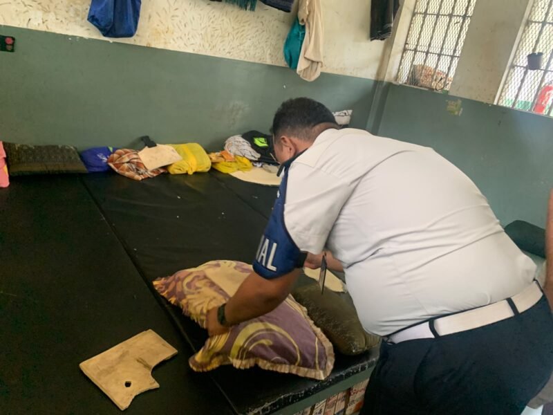 Keterangan foto: Kepala Rutan Kelas I Surabaya, Tristiantoro Adi Wibowo, bersama petugas Kesatuan Pengamanan Rutan (KPR) melakukan penggeledahan blok hunian warga binaan untuk mencegah peredaran HP ilegal, pungutan liar, dan narkoba (Halinar), Selasa (13/10/2026).