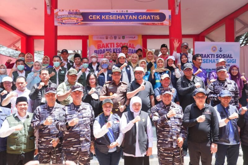 Gubernur Jawa Timur Khofifah Indar Parawansa menghadirkan layanan khitan gratis bagi 175 anak serta pemeriksaan kesehatan umum, gigi dan mulut, hingga bantuan pencegahan stunting dalam kegiatan bakti sosial memperingati Hari Jadi ke-81 Provinsi Jawa Timur di Pantai Slopeng, Kabupaten Sumenep, Rabu (14/10/2026).