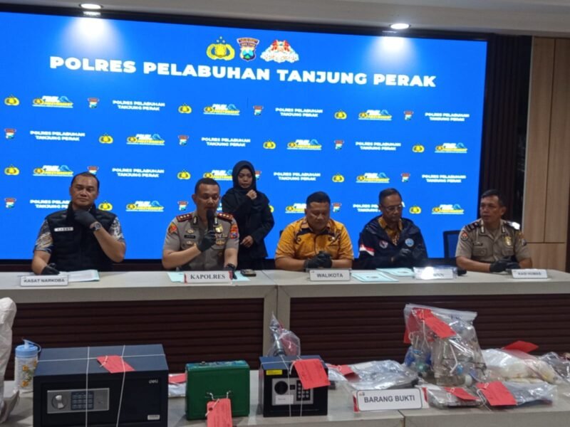Kapolres Pelabuhan Tanjung Perak AKBP Irwan Kurniawan AZ saat konferensi pers pengungkapan kasus narkoba di kawasan Sidotopo, Kecamatan Semampir, Surabaya, Jumat (16/10/2026).