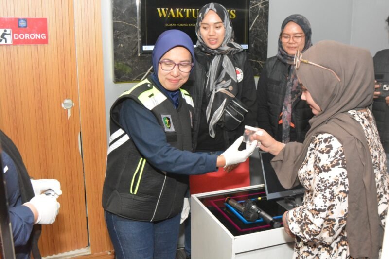 Tim gabungan Polres Bondowoso bersama instansi terkait menggelar razia tempat hiburan malam dan tes urine pengunjung untuk mencegah peredaran narkoba.