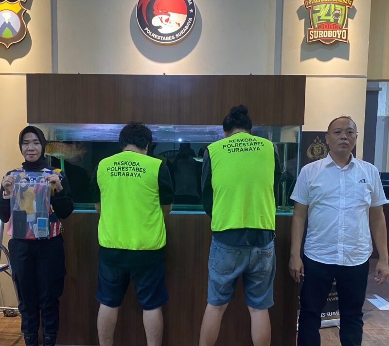 foto: Satresnarkoba Polrestabes Surabaya mengamankan dua terduga pengedar sabu di kawasan Pandean, Peneleh, Surabaya, dengan barang bukti lima poket sabu seberat total netto 0,488 gram, timbangan elektrik, dan satu unit telepon seluler.