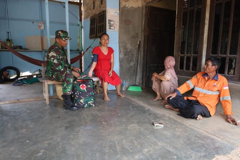 Hadir di Tengah Masyarakat, Timkes Poskes Berikan Pelayanan Kesehatan bagi Warga Karang Rejo