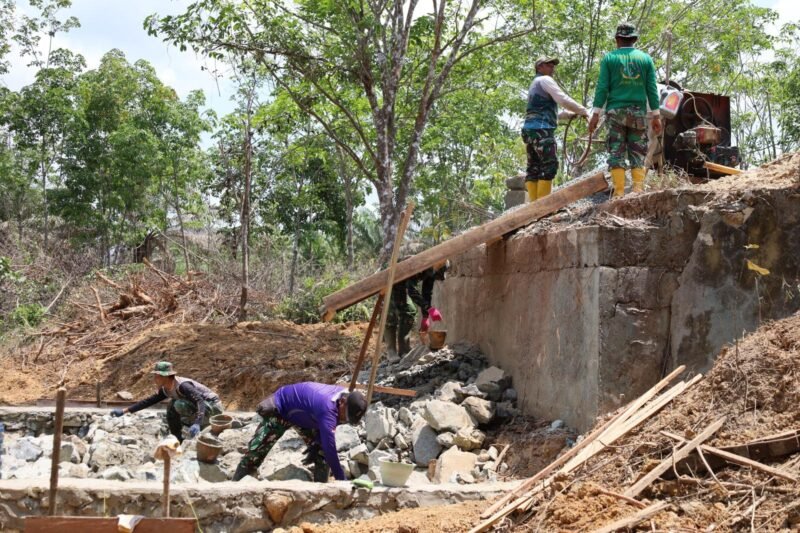 Perkuat Dasar Jembatan Beton, Satgas TMMD ke-130 Garap Pondasi Berukuran Besar