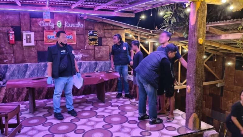 Foto: Petugas Satresnarkoba Polres Situbondo bersama tim gabungan menggelar razia di tempat hiburan malam di Desa Kotakan, Kecamatan Situbondo, dan mengamankan barang bukti berupa dua klip plastik berisi kristal putih yang diduga sabu.