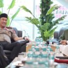 Foto: Kapolri Jenderal Polisi Suyudi Ario Seto bersilaturahmi dengan Rais Aam PBNU KH Miftachul Akhyar di Yayasan Pondok Pesantren Miftachussunah, Surabaya, Sabtu (17/10/2026), didampingi Gubernur Jawa Timur Khofifah Indar Parawansa dan Kapolda Jatim Irjen Pol Dekananto Eko Purwono.