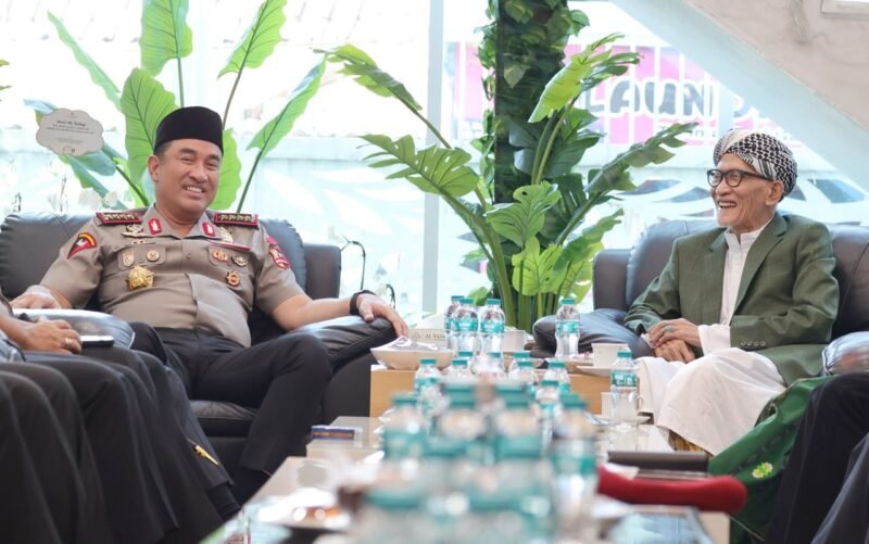 Foto: Kapolri Jenderal Polisi Suyudi Ario Seto bersilaturahmi dengan Rais Aam PBNU KH Miftachul Akhyar di Yayasan Pondok Pesantren Miftachussunah, Surabaya, Sabtu (17/10/2026), didampingi Gubernur Jawa Timur Khofifah Indar Parawansa dan Kapolda Jatim Irjen Pol Dekananto Eko Purwono.