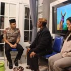 Foto: Kapolres Pasuruan AKBP Irawan Prasetyo bersama pejabat utama Polres Pasuruan dan Kapolsek Tosari Iptu Sumbut menyambangi rumah duka almarhum Sukaris, korban karhutla di kawasan TNBTS, Desa Wonokitri, Kecamatan Tosari, Jumat (16/10/2026), sekaligus menyampaikan belasungkawa dan menyerahkan santunan kepada keluarga.