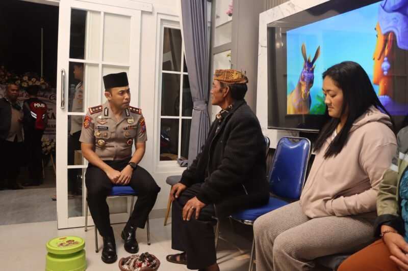 Foto: Kapolres Pasuruan AKBP Irawan Prasetyo bersama pejabat utama Polres Pasuruan dan Kapolsek Tosari Iptu Sumbut menyambangi rumah duka almarhum Sukaris, korban karhutla di kawasan TNBTS, Desa Wonokitri, Kecamatan Tosari, Jumat (16/10/2026), sekaligus menyampaikan belasungkawa dan menyerahkan santunan kepada keluarga.