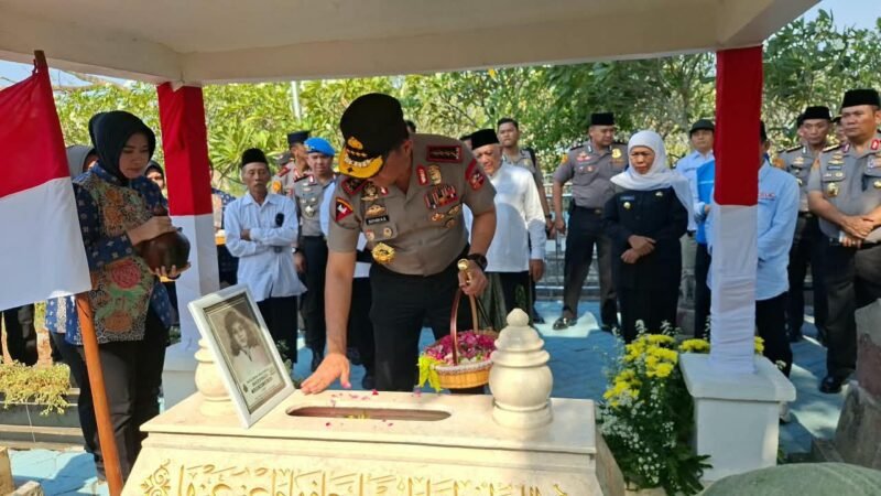 Kapolri Jenderal Polisi Suyudi Ario Seto bersama Kapolda Jatim Irjen Pol. Dekananto Eko Purwono, Gubernur Jatim Khofifah Indar Parawansa, dan rombongan saat berziarah ke makam Marsinah serta mengunjungi Museum Ibu Marsinah di Kabupaten Nganjuk, Sabtu (17/10/2026).