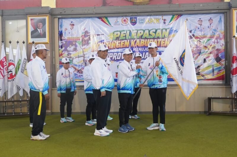 foto: Bupati Tegal melepas 81 personel kontingen Kabupaten Tegal yang terdiri atas atlet dan pelatih untuk mengikuti Porprov Jawa Tengah XVII Tahun 2026 di Pendopo Amangkurat, Slawi