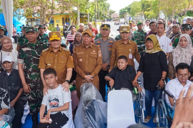 foto: Bupati Tegal Ischak Maulana Rochman menghadiri pembukaan kegiatan Bakti TNI AD untuk Rakyat 2026 di Alun-alun Kecamatan Banyumas, Jumat (16/10/2026), sebagai bentuk sinergi TNI, pemerintah daerah, dan masyarakat dalam mempercepat pembangunan.
