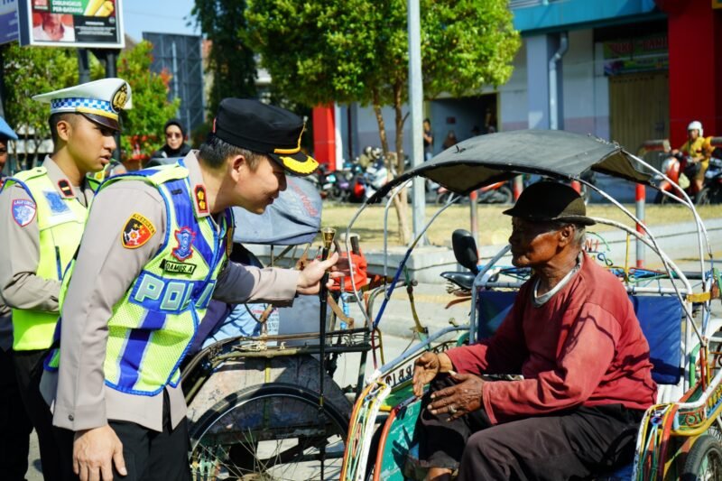 foto: Kapolres Ponorogo AKBP Damus Asa menyapa dan merangkul abang becak sebagai upaya mempererat kedekatan Polri dengan masyarakat.