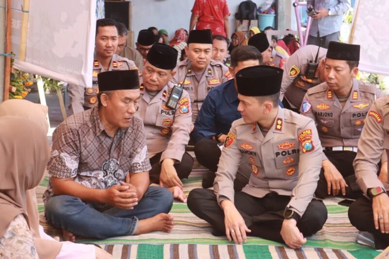 Kapolres Probolinggo Kota AKBP Lucky Permana Putra bersama jajaran saat bertakziah ke rumah duka almarhum Sefriel Ardiansyah, korban karhutla di kawasan Taman Nasional Bromo Tengger Semeru (TNBTS), sekaligus menyerahkan tali asih kepada keluarga di Perumahan Griya Yuniyani, Kota Probolinggo, Sabtu (17/10/2026).