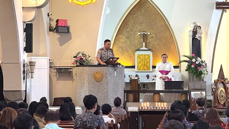 Foto: Kapolresta Malang Kota Kombes Pol Danang Setyo P.S. bersama jajaran pejabat utama saat melaksanakan program Minggu Kasih di Gereja Katedral Ijen, Kota Malang, Minggu (18/10/2026).