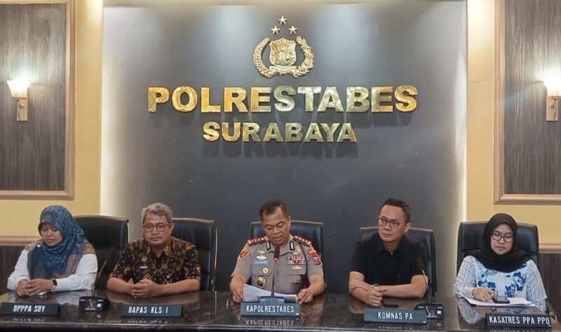 foto: Kapolrestabes Surabaya Kombes Pol Luthfie Sulistiawan menyampaikan penanganan kasus kekerasan terhadap anak yang mengakibatkan korban meninggal dunia, Minggu (18/10/2026).