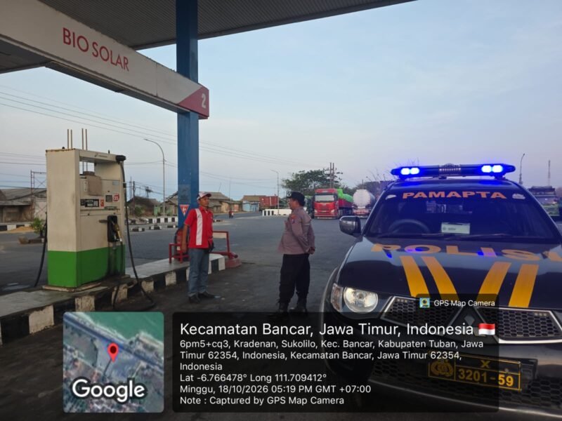 Foto: Petugas Polresta Tuban melakukan pemantauan ketersediaan stok dan distribusi BBM di sejumlah SPBU di wilayah Kabupaten Tuban, Minggu (18/10/2026).