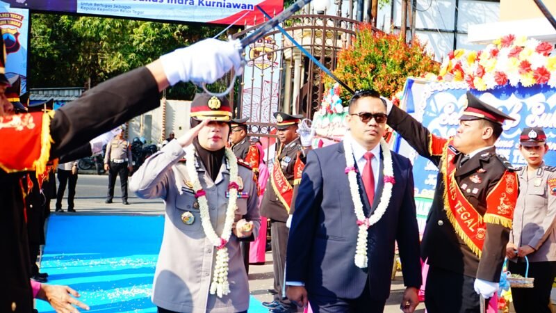 Tradisi Pedang Pora dan Apel Kesatuan menandai pergantian kepemimpinan Kapolres Tegal dari AKBP Bayu Prasatyo kepada AKBP Febriyani Aer, Senin (19/10/2026).