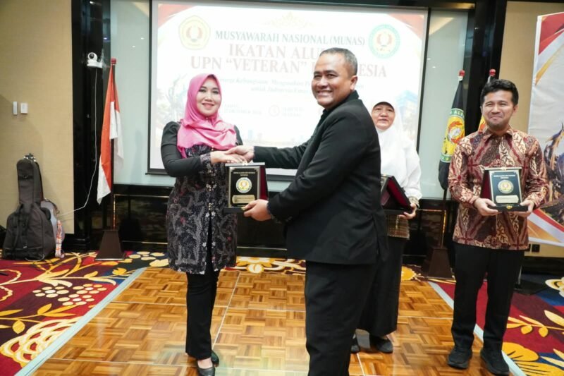 Ning Lia bersama Wakil Gubernur Jawa Timur Emil Elestianto Dardak dalam Musyawarah Nasional IKA UPN Veteran Indonesia di Surabaya, Sabtu (17/10/2026).