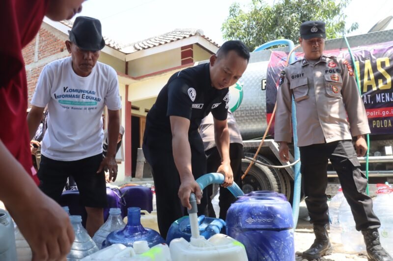 Polres Tegal menyalurkan bantuan 20.000 liter air bersih kepada warga terdampak kemarau di wilayah Kecamatan Kedungbanteng, Kabupaten Tegal, Senin (19/10/2026).