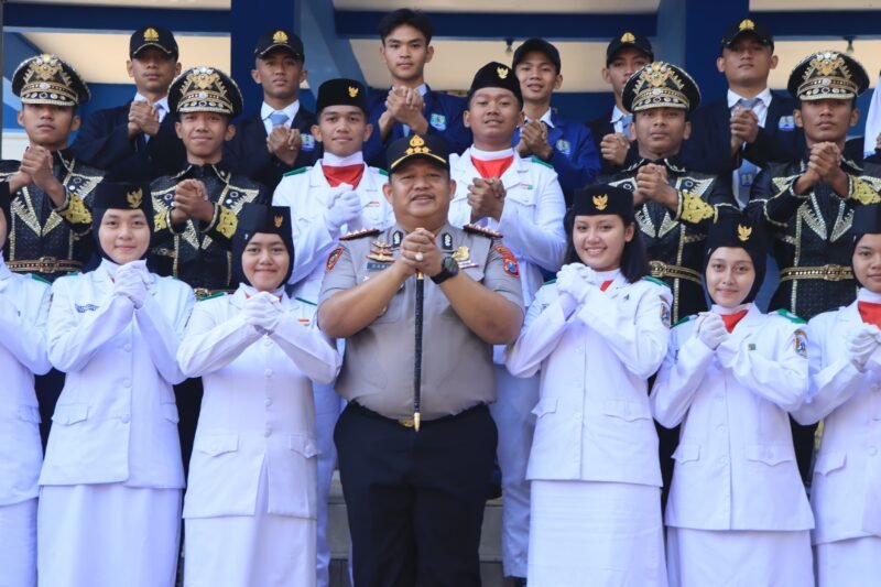 foto: Kapolresta Tuban Kombes Pol Jazuli Dani Iriawan saat menjadi pembina upacara di SMA Negeri 1 Tuban, Senin (19/10/2026).