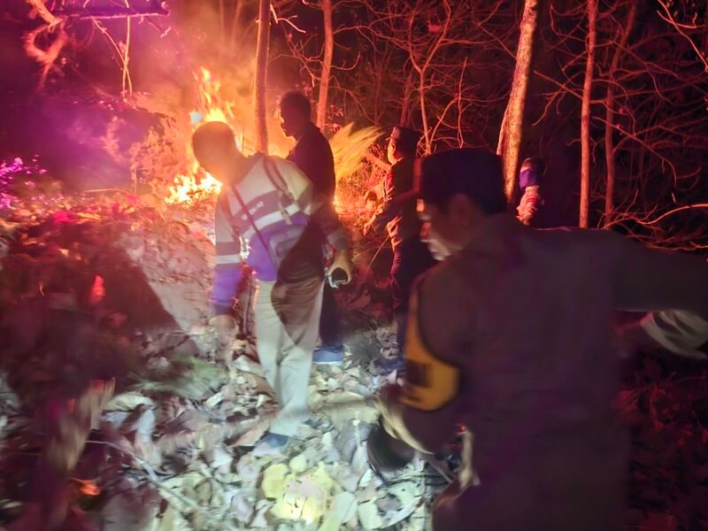 foto: Petugas gabungan bersama warga melakukan upaya pemadaman kebakaran hutan di kawasan Perhutani petak 46A, Dukuh Pohgading, Desa Ngendut, Kecamatan Balong, Ponorogo.