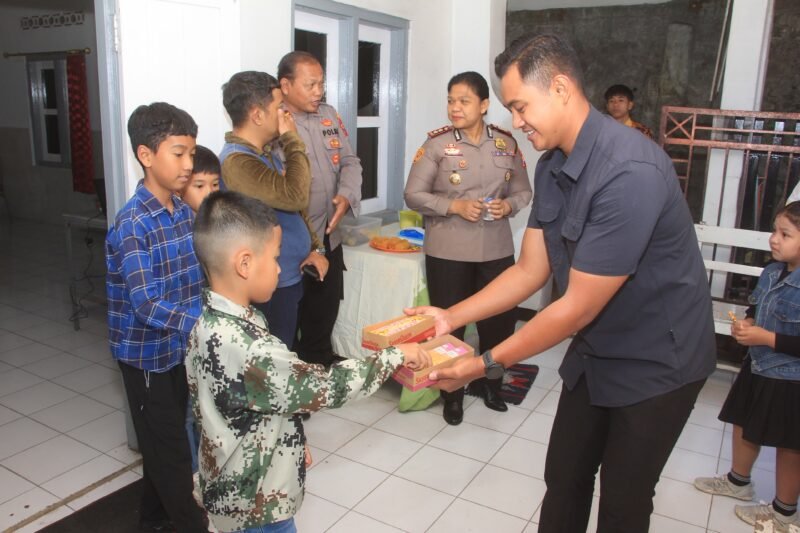 foto: Kapolres Probolinggo AKBP Asmida Rizki Siregar bersama jajaran saat kegiatan Minggu Kasih di GBIS Shekinah Glory Family, Kecamatan Sukapura, Kabupaten Probolinggo.