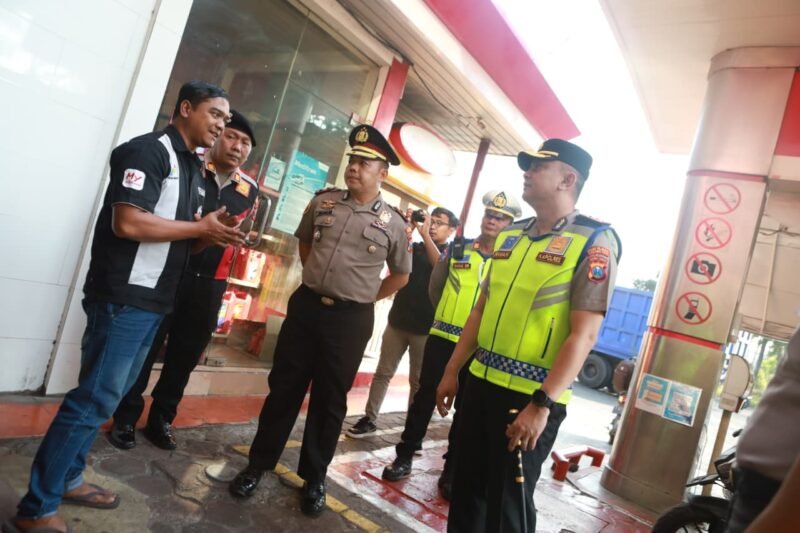 foto: Personel Polres Pelabuhan Tanjung Perak melakukan pemantauan di SPBU untuk memastikan ketersediaan dan kelancaran distribusi BBM.