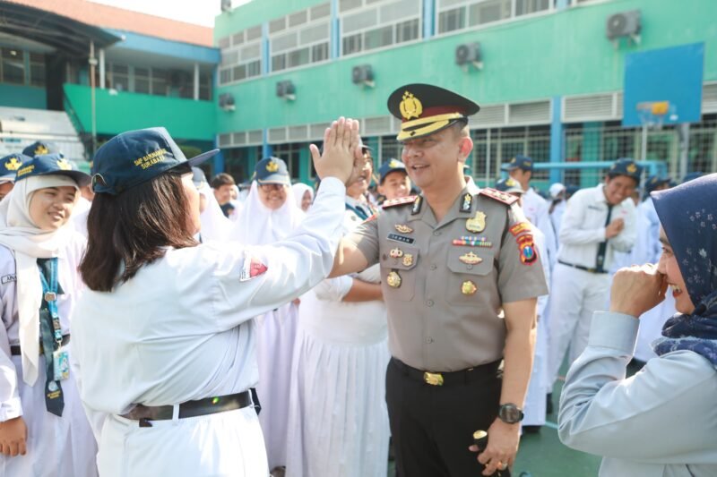 foto: Kapolres Pelabuhan Tanjung Perak AKBP Irwan Kurniawan memberikan edukasi kepada pelajar SMP Barunawati Surabaya melalui program Polisi Peduli Pendidikan.