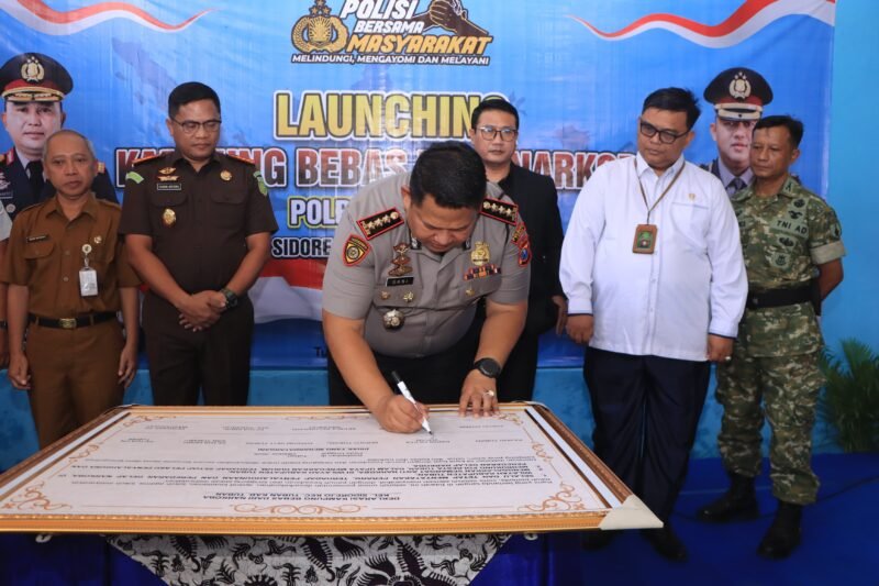 foto: Kapolresta Tuban Kombes Pol Jazuli Dani Iriawan bersama unsur pemerintah daerah dan masyarakat saat peluncuran program Kampung Bebas dari Narkoba di Kelurahan Sidorejo, Kecamatan Tuban.