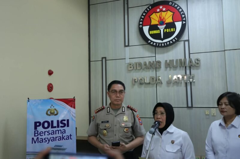 foto: Dirres PPA dan PPO Polda Jatim Kombes Pol Ganis Setyaningrum didampingi Kabid Humas Polda Jatim Kombes Pol Jules Abraham Abast saat menyampaikan penjelasan terkait penanganan kasus dugaan penganiayaan anak di Surabaya.