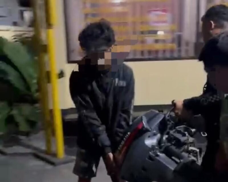 foto: Polisi mengamankan tiga pria yang diduga terlibat pencurian mesin tempel perahu di kawasan Kali Cokel, Pacitan.