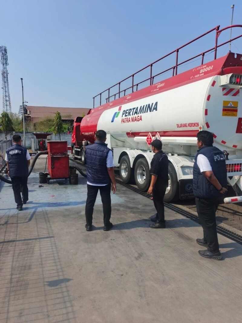foto: Anggota Satreskrim Polres Pelabuhan Tanjung Perak melakukan pemantauan pendistribusian BBM di SPBU kawasan Margomulyo, Surabaya.