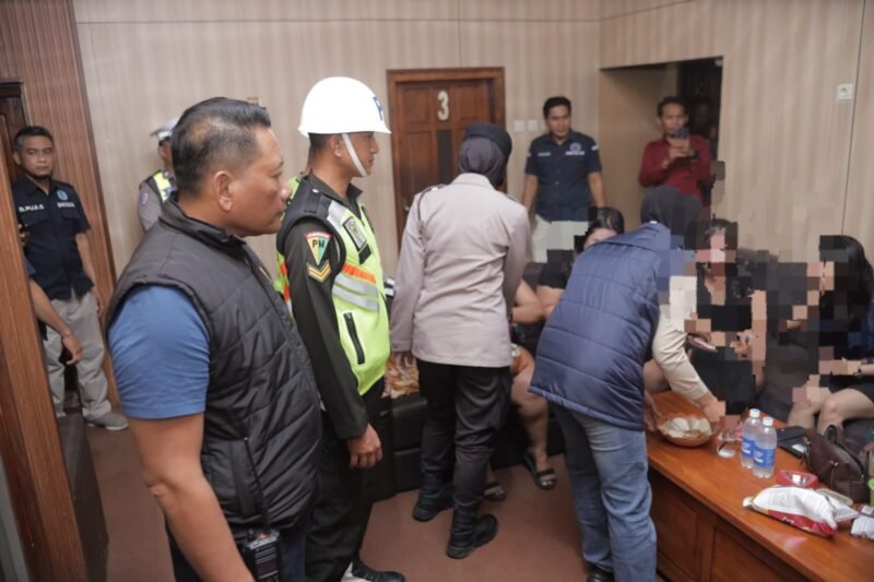foto: Kapolres Blitar AKBP Ardhy Zul Hasbih Nasution bersama personel gabungan saat melaksanakan operasi di sejumlah tempat hiburan malam untuk mencegah peredaran narkoba dan menertibkan peredaran minuman keras.