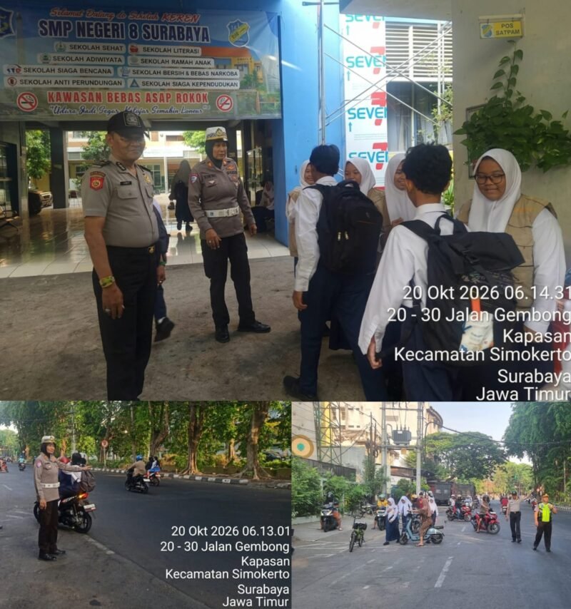 Personel Polsek Pabean Cantikan melaksanakan pengaturan lalu lintas pagi di depan SMPN 8 Surabaya, Jalan Bunguran, untuk menjaga kelancaran arus kendaraan dan membantu keselamatan siswa saat menyeberang jalan.